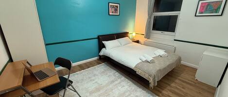 4 bedrooms, desk, iron/ironing board, WiFi