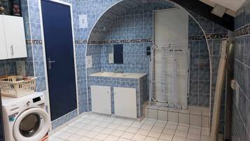 Een douche, een haardroger, handdoeken, toiletpapier