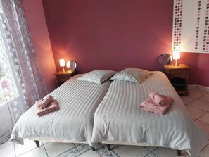 5 habitaciones, tabla de planchar con plancha, wifi y ropa de cama