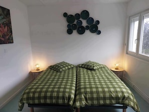 5 bedrooms, iron/ironing board, WiFi, bed sheets