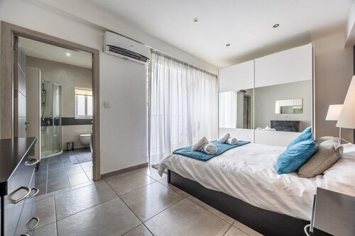 Modern Downtown Apartment