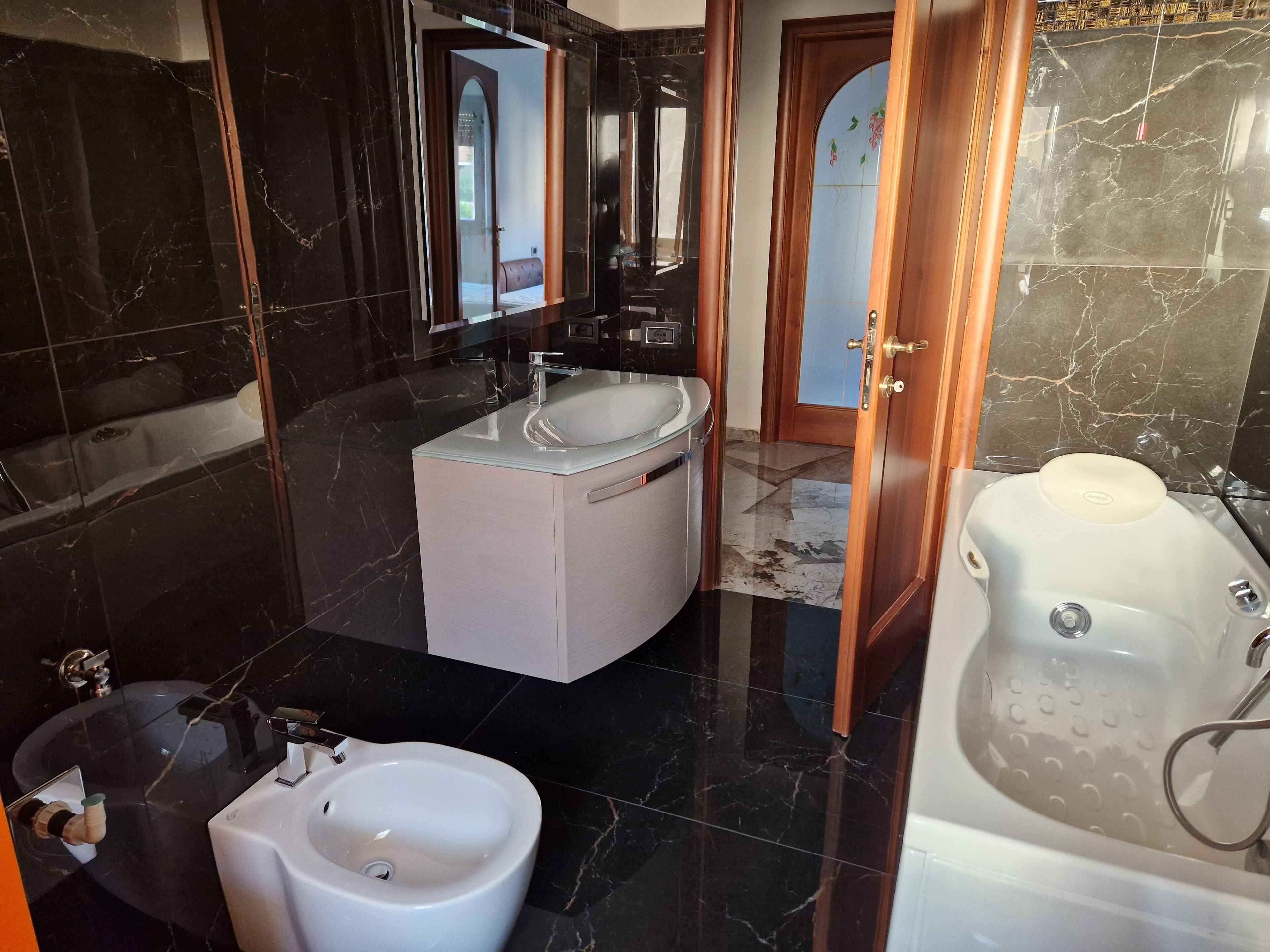 Bañera de hidromasaje, secador de pelo, bidé y toallas