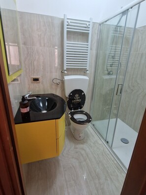 Jetted tub, hair dryer, bidet, towels