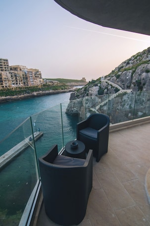 Terrazza/patio. Water's Edge Suite Xlendi