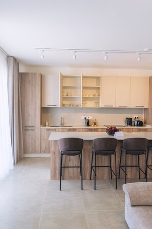 Réfrigérateur, micro-ondes, four, lave-vaisselle