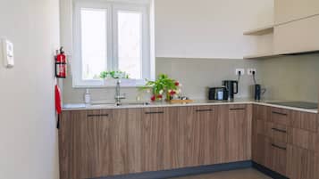 Kühlschrank, Mikrowelle, Ofen, Geschirrspüler