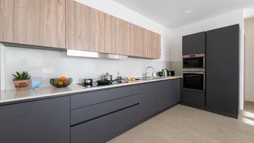 Een koelkast, een microgolfoven, een oven, een vaatwasser