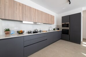 Kjøleskap, mikrobølgeovn, ovn og oppvaskmaskin