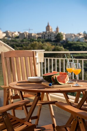 Outdoor dining - The Valley Collection - Suite B11 (Ix-Xagħra)