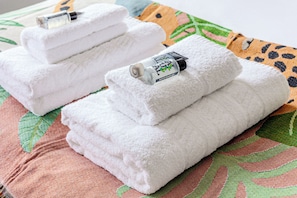 Sèche-cheveux, serviettes fournies, savon, shampoing