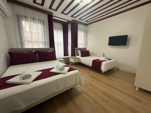 家庭三人房, 城市景观 | 客房内保险箱、熨斗/熨板、免费 WiFi