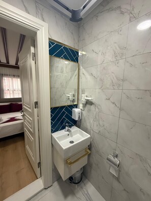 经济双人房, 花园景观 | 浴室 | 淋浴设施、吹风机、拖鞋、毛巾