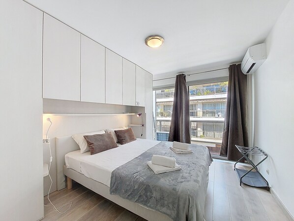 2 habitaciones y tabla de planchar con plancha