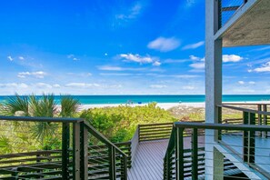 Property grounds - The Reef's Edge- 3 bedroom direct beach condo!!! Close to everything! (Holmes Beach)