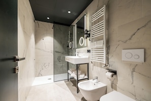 Shower, free toiletries, hair dryer, bidet