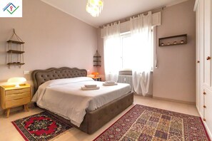 2 slaapkamers, een bureau, een strijkplank/strijkijzer, gratis wifi