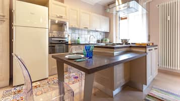 Frigorifero, microonde, forno, piano cottura