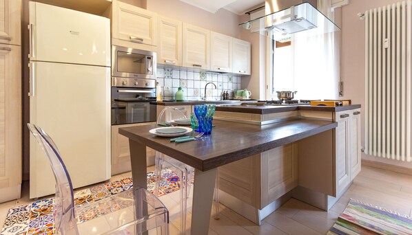 Een koelkast, een microgolfoven, een oven, een kookplaat