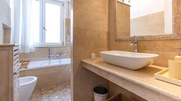 Doccia, asciugacapelli, bidet, asciugamani
