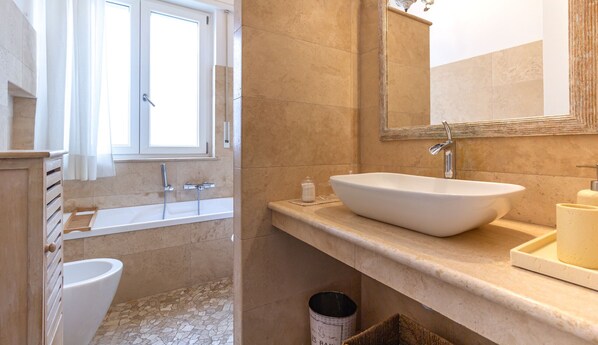 Douche, séchoir à cheveux, bidet, serviettes fournies