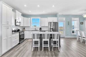 Kylskåp, mikrovågsugn, ugn och spishäll