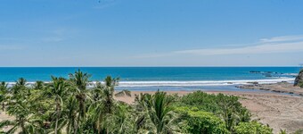 Oceanfront apartment with private balcony, stunning views & pool access