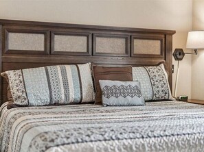 1 bedroom, iron/ironing board, WiFi, bed sheets - Top Floor, Scenic Mtn View, Walk-in Shower (Pigeon Forge)