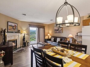 TV, fireplace - Top Floor, Scenic Mtn View, Walk-in Shower (Pigeon Forge)