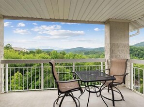 Outdoor dining - Top Floor, Scenic Mtn View, Walk-in Shower (Pigeon Forge)