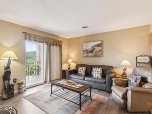 TV, fireplace - Top Floor, Scenic Mtn View, Walk-in Shower (Pigeon Forge)