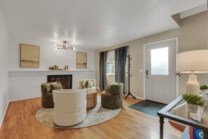 Smart TV, chimenea, videojuegos, futbolito