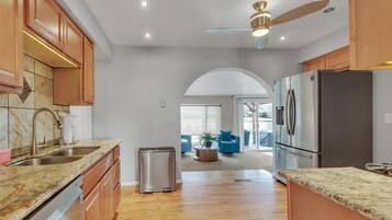 Een koelkast, een magnetron, een oven, een kookplaat