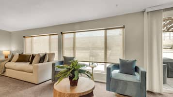 Een smart-tv, een open haard, videogames en tafelvoetbal