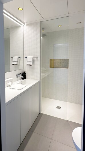 Hair dryer, towels, soap, toilet paper - Modern apartment in Vienna (Wien)