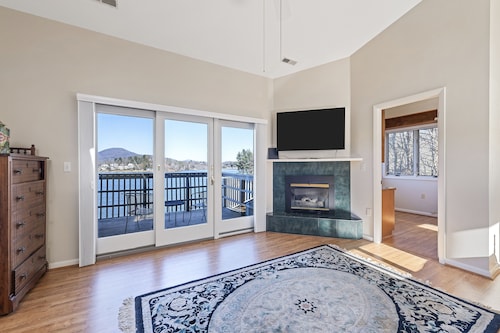 Stunning 3BR Retreat with Lake Views, Full Kitchen, Fireplace and Central A/C