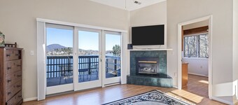 Stunning 3BR Retreat with Lake Views, Full Kitchen, Fireplace and Central A/C