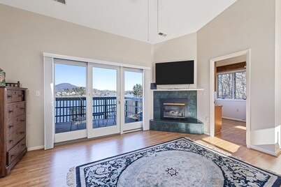 Stunning 3BR Retreat with Lake Views, Full Kitchen, Fireplace and Central A/C
