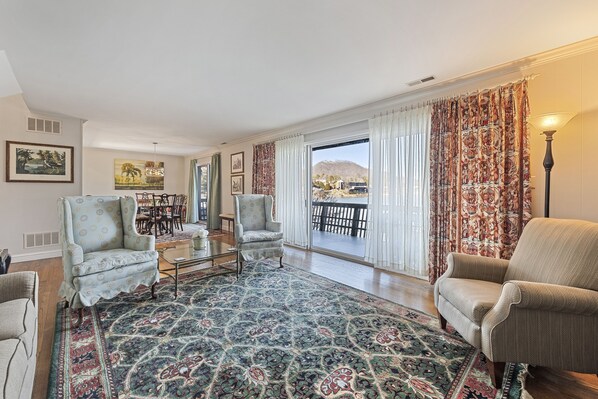 Televisión y chimenea 