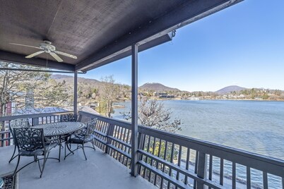 Stunning 3BR Retreat with Lake Views, Full Kitchen, Fireplace and Central A/C
