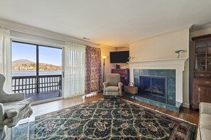 Televisión y chimenea 