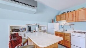 Cafetera y tetera, refrigerador, microondas y horno 