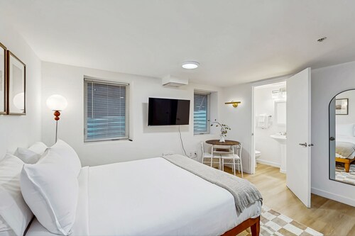 Charming Studio in Historic Gordon Apartments – Prime Lower Queen Anne Location!