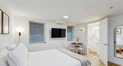 Charming Studio in Historic Gordon Apartments – Prime Lower Queen Anne Location!