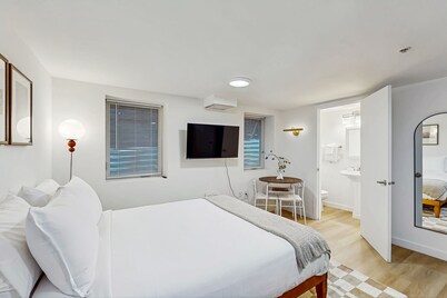 Charming Studio in Historic Gordon Apartments – Prime Lower Queen Anne Location!