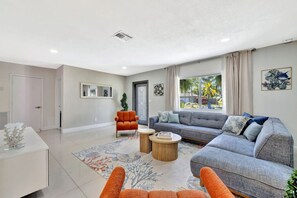 Smart TV, books - 20% Off Near Beach! | Heated Pool|Family Fun Villa (Oakland Park)