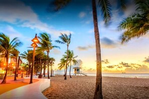 Beach towels - 20% Off Near Beach! | Heated Pool|Family Fun Villa (Oakland Park)