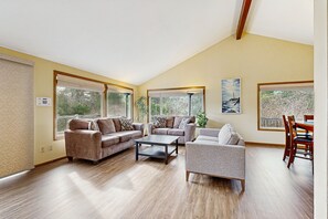 テレビ、DVD プレーヤー