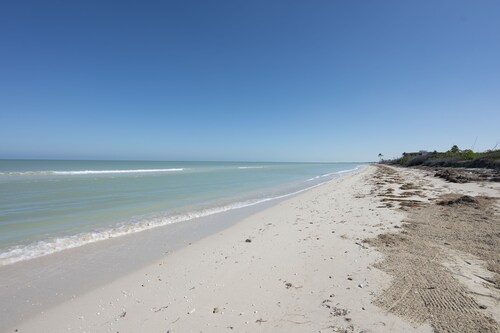 Spacious beachfront apartment with ocean views, private balcony & heated pool