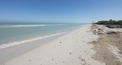 Spacious beachfront apartment with ocean views, private balcony & heated pool