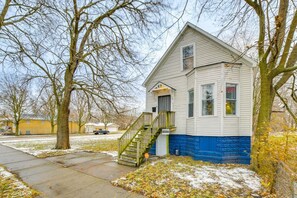 Exterior - 2 Mi to Red Line: Chicago Home Near Sherman Park (Chicago)